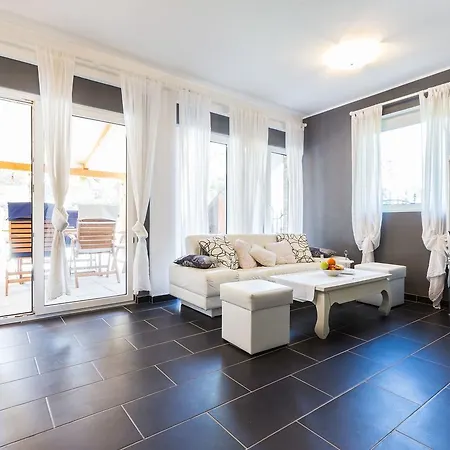 Holliday Maxdom Ferienhaus Sukošan