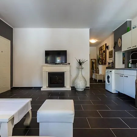 Holliday Maxdom Ferienhaus Sukošan